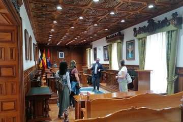 El edil Jonay López oficia de cicerone en una visita de personas interesadas por la historia de Telde/TA.